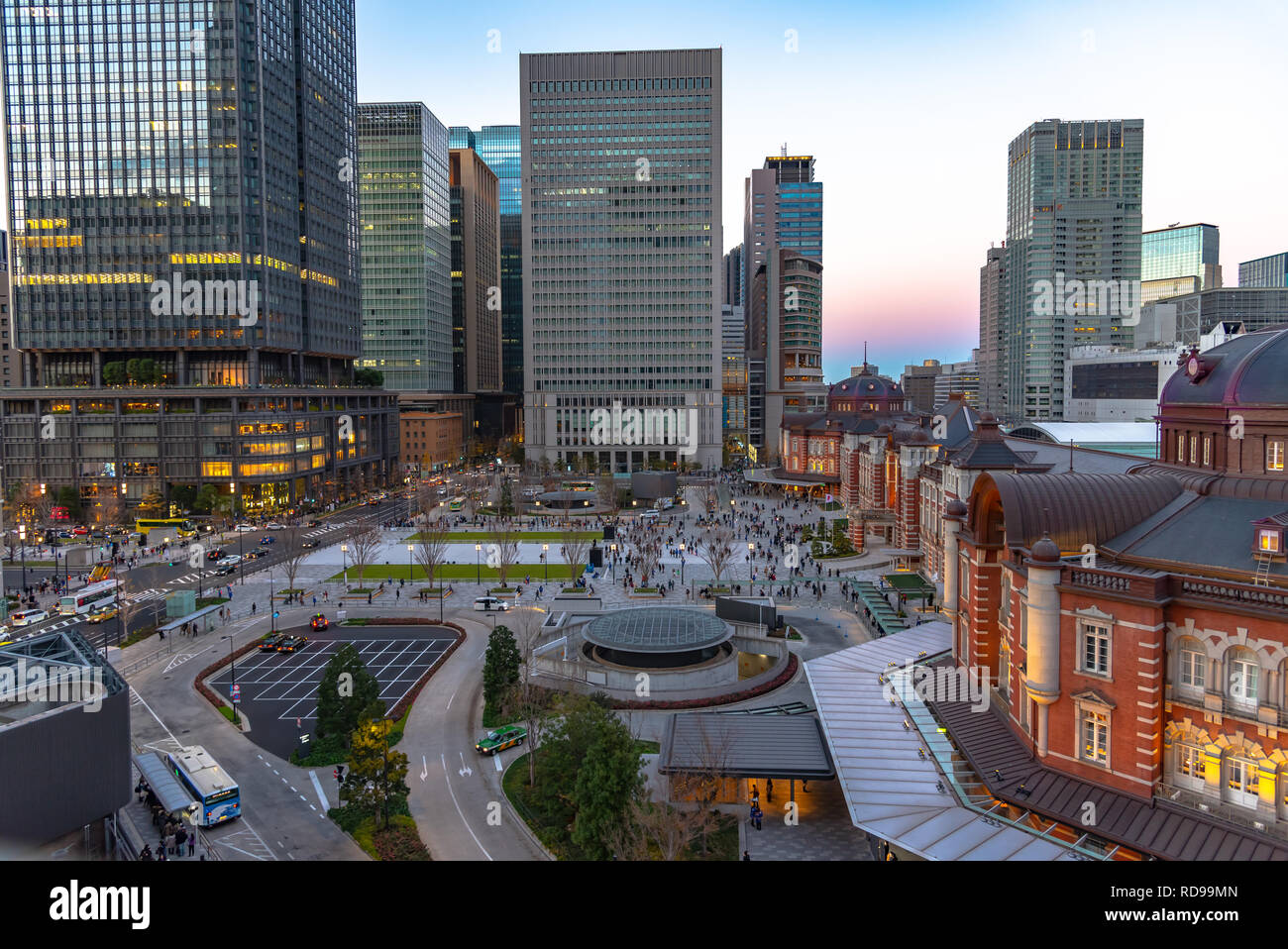 Vista della stazione di Tokyo edificio a Twilight time. Marunouchi business district, Tokyo, Giappone. Foto Stock