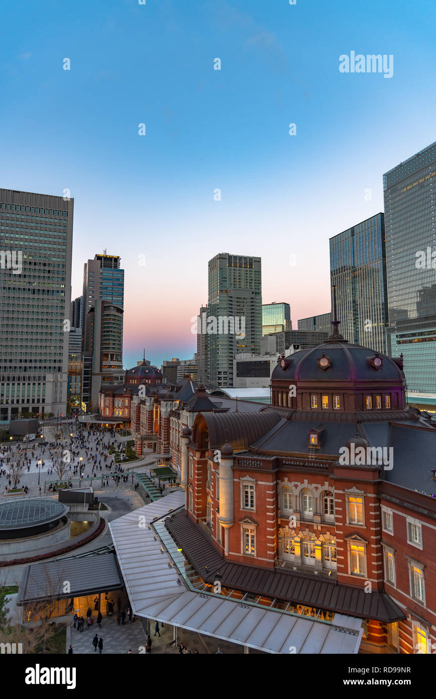 Vista della stazione di Tokyo edificio a Twilight time. Marunouchi business district, Tokyo, Giappone. Foto Stock