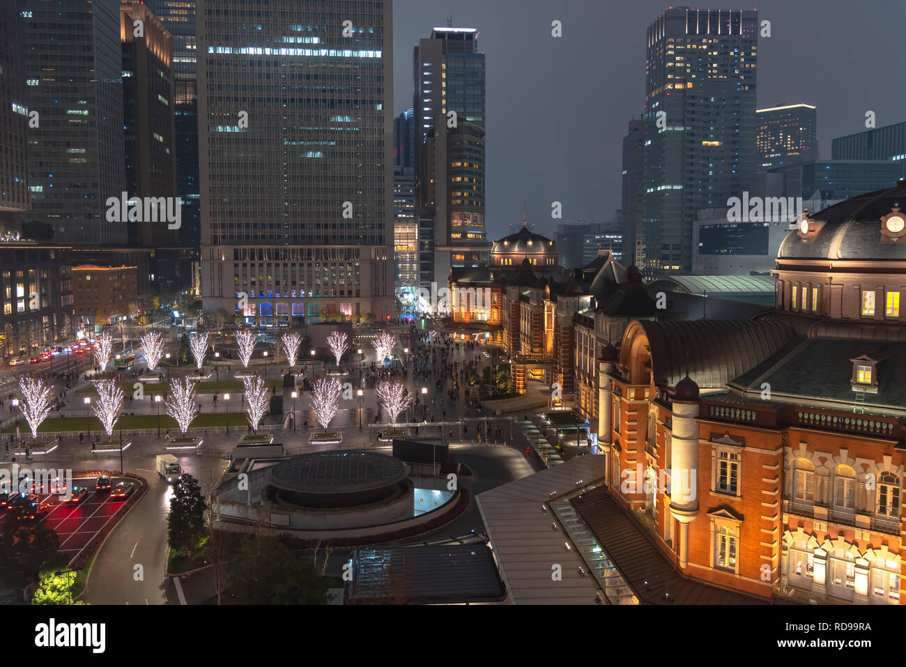 Vista della stazione di Tokyo edificio durante l'inverno illuminazione a Marunouchi business district, Tokyo, Giappone. Foto Stock