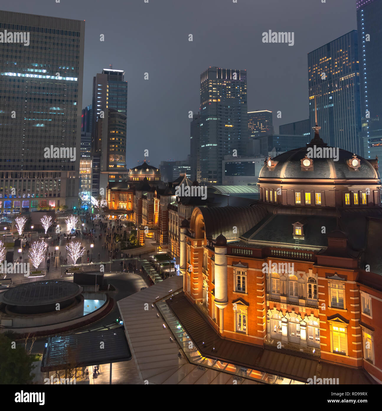 Vista della stazione di Tokyo edificio durante l'inverno illuminazione a Marunouchi business district, Tokyo, Giappone. Foto Stock