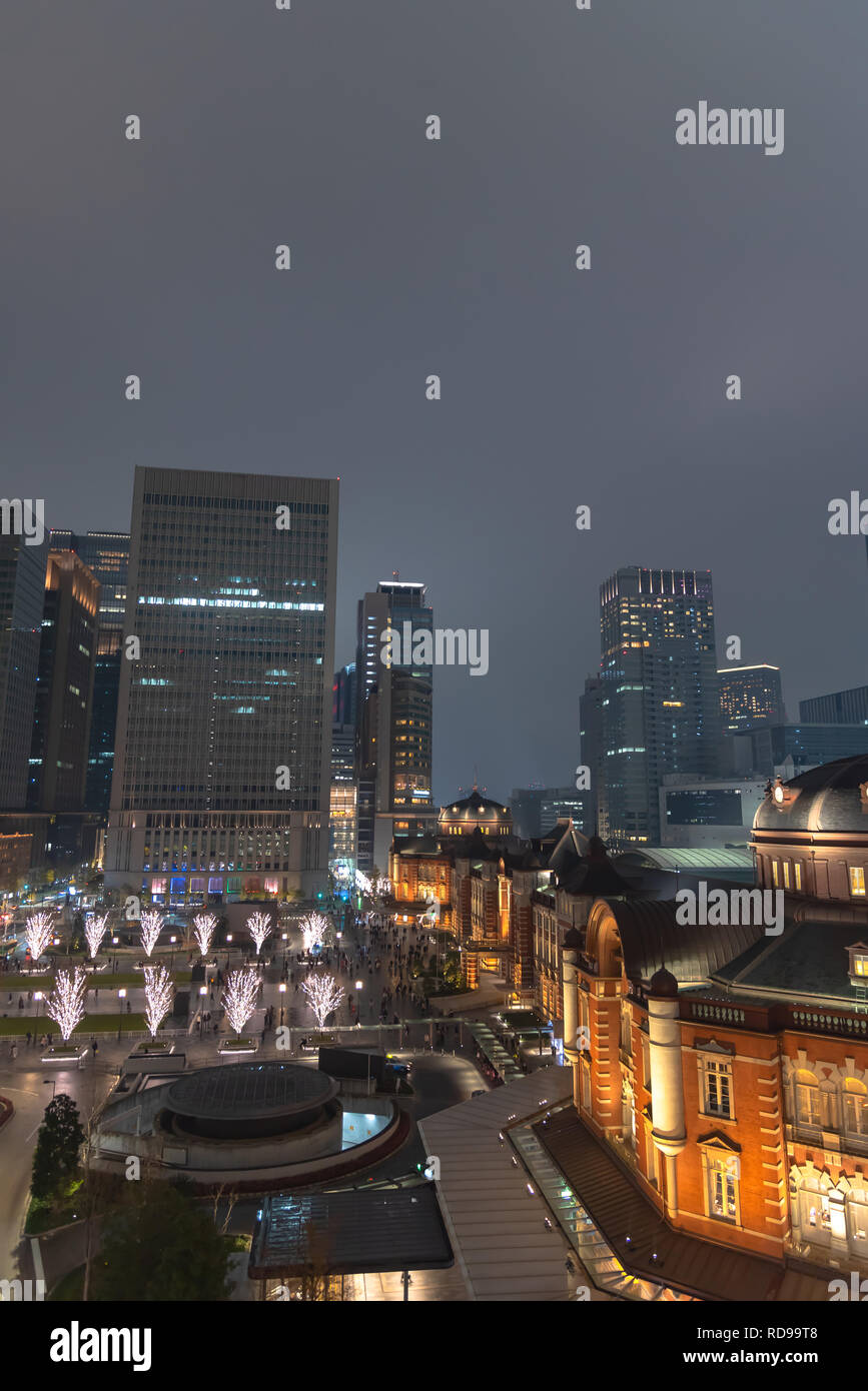Vista della stazione di Tokyo edificio durante l'inverno illuminazione a Marunouchi business district, Tokyo, Giappone. Foto Stock