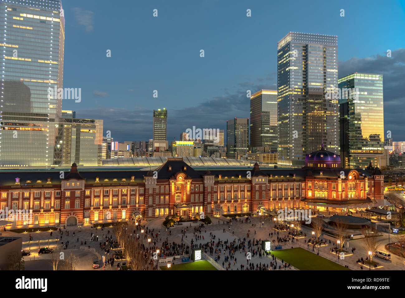 Vista della stazione di Tokyo edificio a Twilight time. Marunouchi business district, Tokyo, Giappone. Foto Stock