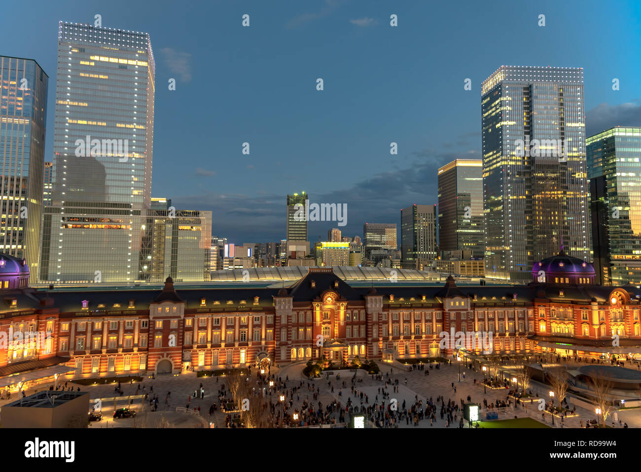 Vista della stazione di Tokyo edificio a Twilight time. Marunouchi business district, Tokyo, Giappone. Foto Stock