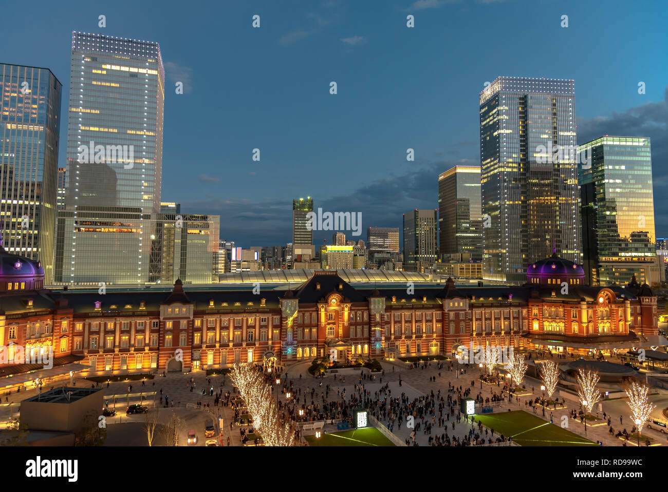 Vista della stazione di Tokyo edificio durante l'inverno illuminazione a Marunouchi business district, Tokyo, Giappone. Foto Stock