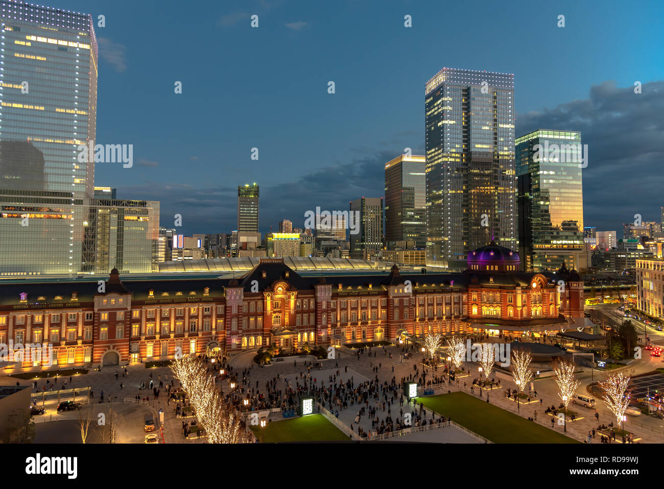 Vista della stazione di Tokyo edificio durante l'inverno illuminazione a Marunouchi business district, Tokyo, Giappone. Foto Stock