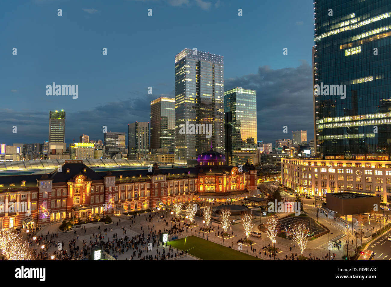 Vista della stazione di Tokyo edificio durante l'inverno illuminazione a Marunouchi business district, Tokyo, Giappone. Foto Stock