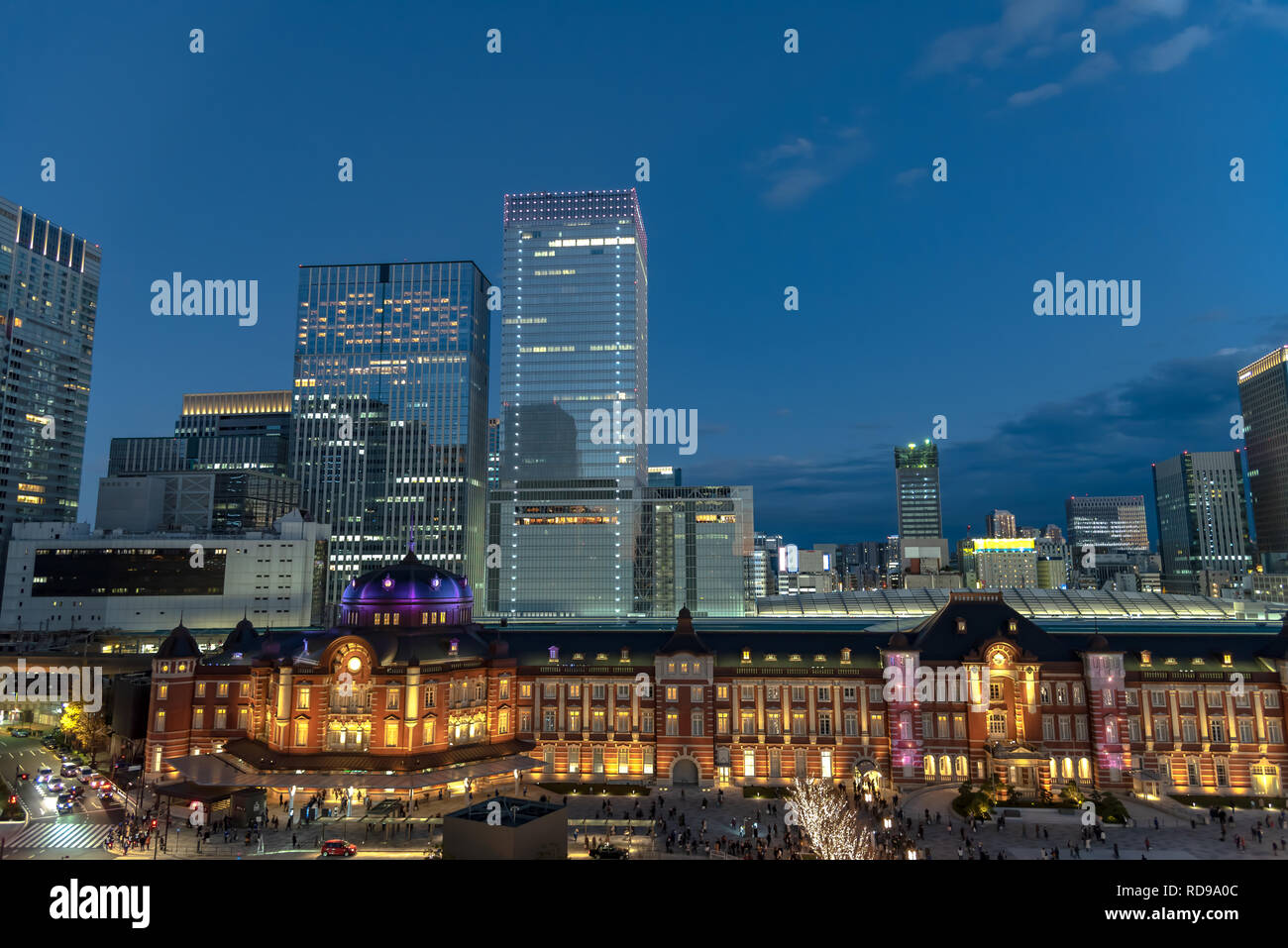 Vista della stazione di Tokyo edificio a Twilight time. Marunouchi business district, Tokyo, Giappone. Foto Stock
