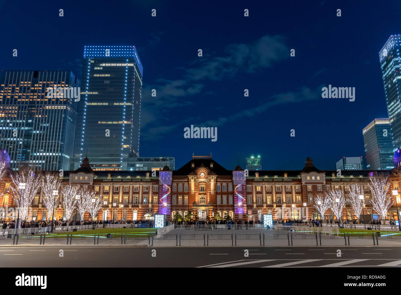 Vista della stazione di Tokyo edificio durante l'inverno illuminazione a Marunouchi business district, Tokyo, Giappone. Foto Stock