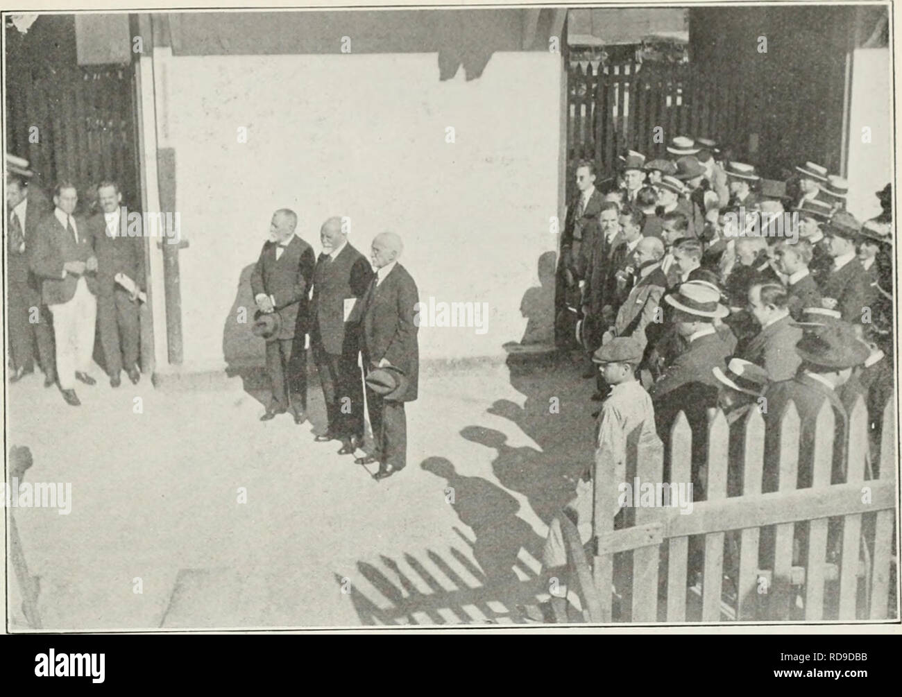 . La revisione di Cuba. Cuba -- periodici. La revisione di Cuba. CUBA LA DELEGAZIONE ALLA CONFERENZA DI PACE sopra la fotografia è stata scattata gennaio 25th, 1919, appena prima di imbarco di Cuba il delegato di l'Avana per gli Stati Uniti in rotta verso la Francia. Per Cuba il delegato alla conferenza di pace, il dott. Antonio Sanchez de Bustamante può essere visto nel centro. Il Dott. Bustamante della sinistra è il dottor Pablo Desvernine, cubana il Segretario di Stato e sulla sua destra è il dottor Gabriel Casuso, Rettore della Università nazionale di cui facoltà Dr. Bustamante è un membro. Il gruppo mostrato alla destra è composto principalmente da u Foto Stock