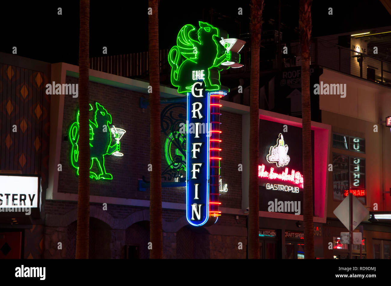 Fremont Street a Las Vegas è riempito con un luminoso e interessante luci al neon e segni. Si tratta di una popolare destinazione turistica. Foto Stock