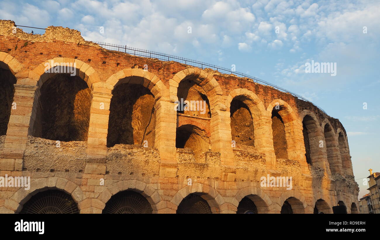 Verona, Italia. L'Arena di Verona è un anfiteatro romano nel centro della città Foto Stock