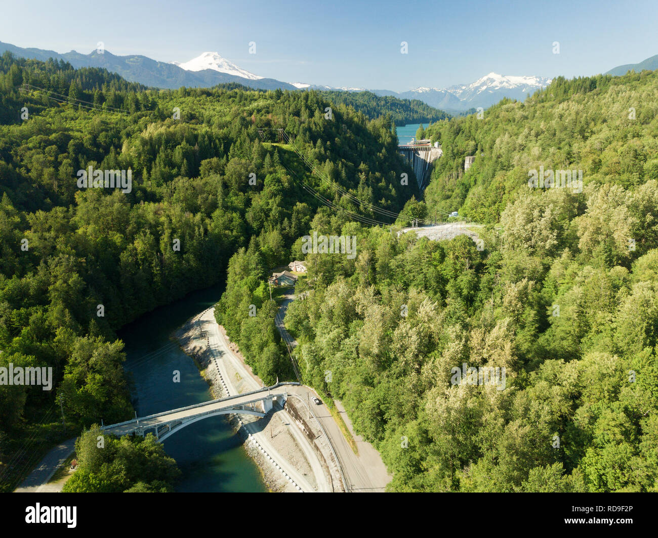 Una veduta aerea del Henry Thompson ponte in calcestruzzo, Washington. La diga di cemento, Lago di Shannon e Mt. Baker sono visibili in background. Foto Stock