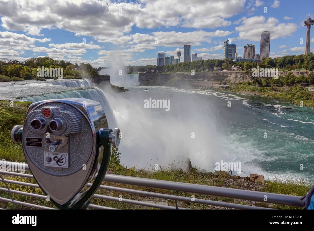 Una vista delle cascate del Niagara negli Stati Uniti lato con il Canada in distanza. Foto Stock
