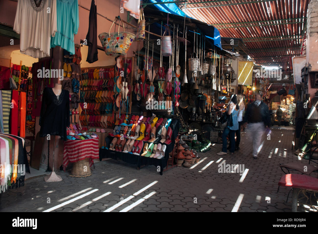 Veduta generale delle bancarelle nella Medina, Marrakech, Marocco, Africa Foto Stock