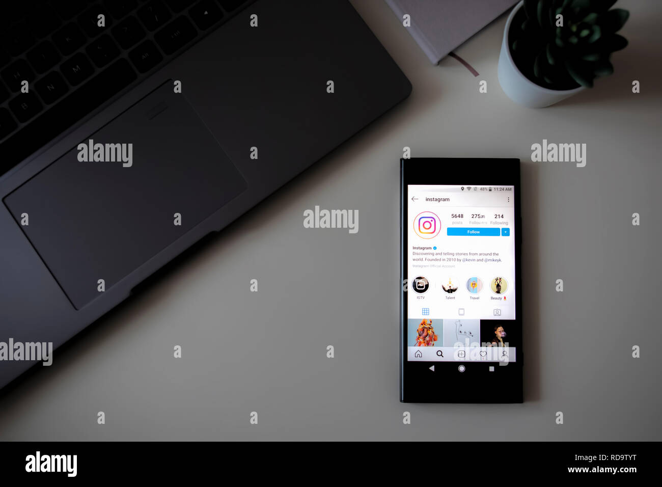 Smartphone con Instagram applicazione sullo schermo. Instagram è un foto-sharing app per smartphone. Foto Stock