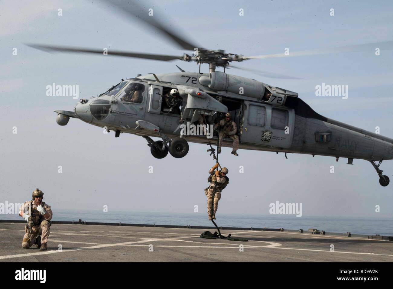 Mare Arabico - STATI UNITI Marines con il raid marittimo vigore, xiii Marine Expeditionary Unit (MEU), fast-corda sul ponte di volo durante la simulazione di una visita, scheda, la ricerca, il sequestro e la missione a bordo di Whidbey Island-class dock landing ship USS Rushmore (LSD 47) a Gennaio 15, 2019. L'Essex anfibio gruppo pronto e il tredicesimo MEU sono distribuiti negli Stati Uniti Quinta Flotta area di operazioni a sostegno di operazioni navali per garantire stabilità marittimo e la sicurezza nella regione centrale di collegamento del Mediterraneo e del Pacifico attraverso l'Oceano Indiano occidentale e tre strategici punti di strozzatura. (U.S. Marin Foto Stock