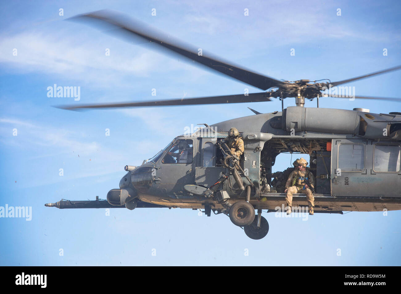 Membri dalla 38th e la quarantunesima squadroni di salvataggio sguardo su di una simulazione di campo di battaglia durante la pre-distribuzione "pin-up' training, Dicembre 12, 2018 a Avon Park Air Force Range, Fla. durante questo pre-distribuzione "pin-up' Formazione, Moody's 347gruppo soccorritore testati e di massimizzare la loro lotta contro la ricerca e il salvataggio (CSAR) personale e capacità di ripristino. In circostanze normali, la HH-60G Pave Hawk elicottero equipaggi e i manutentori distribuire da Moody e integrare con Angelo Custode di squadre provenienti da diverse basi. Questa volta, Moody's 38th RQS XLI RQS i team dovranno distribuire insieme e utilizzate questo esercizio Foto Stock
