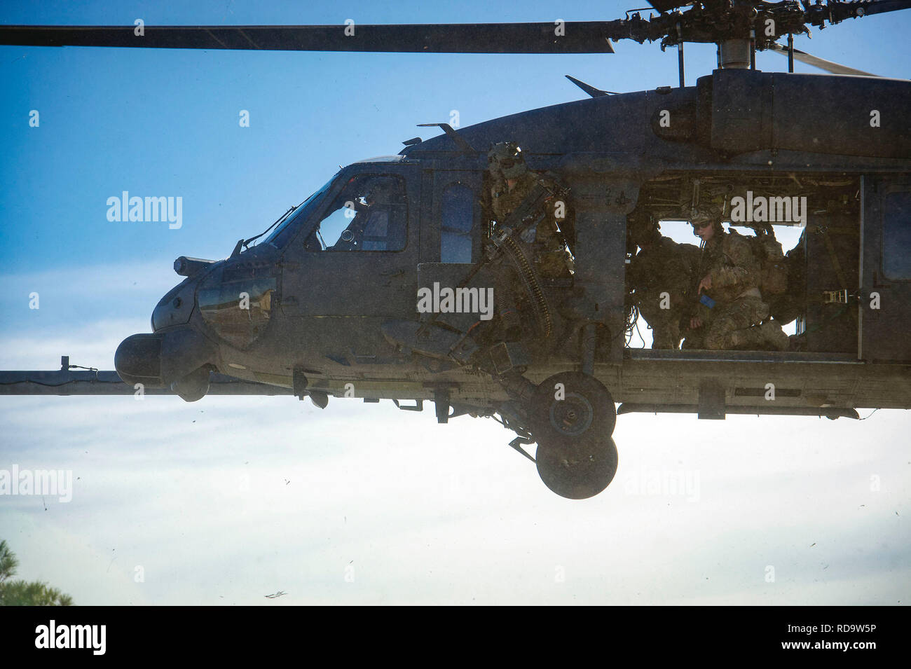 Membri dalla 38th e la quarantunesima squadroni di salvataggio sguardo su di una simulazione di campo di battaglia durante la pre-distribuzione "pin-up' training, Dicembre 12, 2018 a Avon Park Air Force Range, Fla. durante questo pre-distribuzione "pin-up' Formazione, Moody's 347gruppo soccorritore testati e di massimizzare la loro lotta contro la ricerca e il salvataggio (CSAR) personale e capacità di ripristino. In circostanze normali, la HH-60G Pave Hawk elicottero equipaggi e i manutentori distribuire da Moody e integrare con Angelo Custode di squadre provenienti da diverse basi. Questa volta, Moody's 38th RQS XLI RQS i team dovranno distribuire insieme e utilizzate questo esercizio Foto Stock