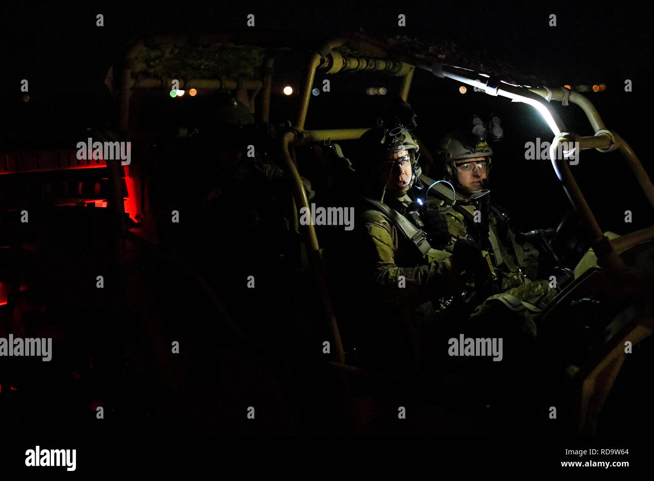 Un gruppo di 27 operazioni speciali delle forze di sicurezza Squadron preparare per evacuare la premessa di una massa casualty esercizio a Cannon Air Force Base, N.M., 14 gennaio 2019. L'esercizio ha coinvolto i due siti diversi per i partecipanti a lavorare con. (U.S. Air Force foto di Senior Airman Lane T. Plummer) Foto Stock