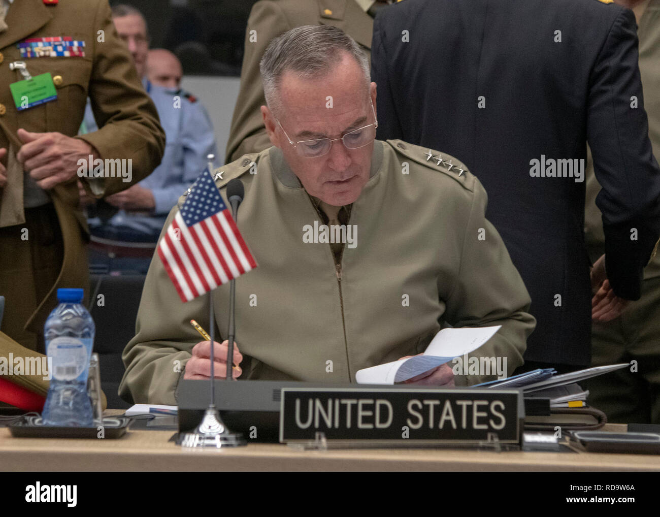 Marine Corps gen. Joe Dunford, presidente del Comune di capi di Stato Maggiore, assiste il centottantesimo Organizzazione del Trattato del Nord Atlantico Comitato militare in capi di Stato Maggiore della Difesa Sessione (MC/CS) a Bruxelles, Belgio, 16 gennaio, 2019. (DOD foto di Marina Petty Officer 1. Classe Dominique A. Pineiro) Foto Stock