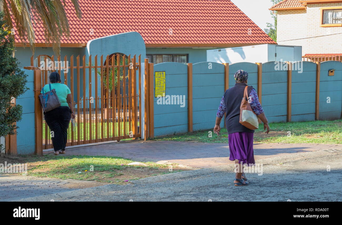 Johannesburg, Sud Africa - nero non identificato le donne a lavorare come lavoratori domestici sul loro modo di lavorare nella città Foto Stock