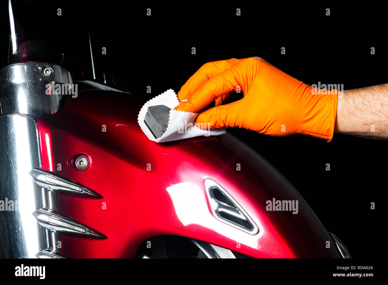 Auto cera polacco lavoratore mani motociclo di lucidatura. Pulitura e lucidatura di veicolo con ceramica. Dettagli auto. Chi detiene un lucidante in mano e poli Foto Stock