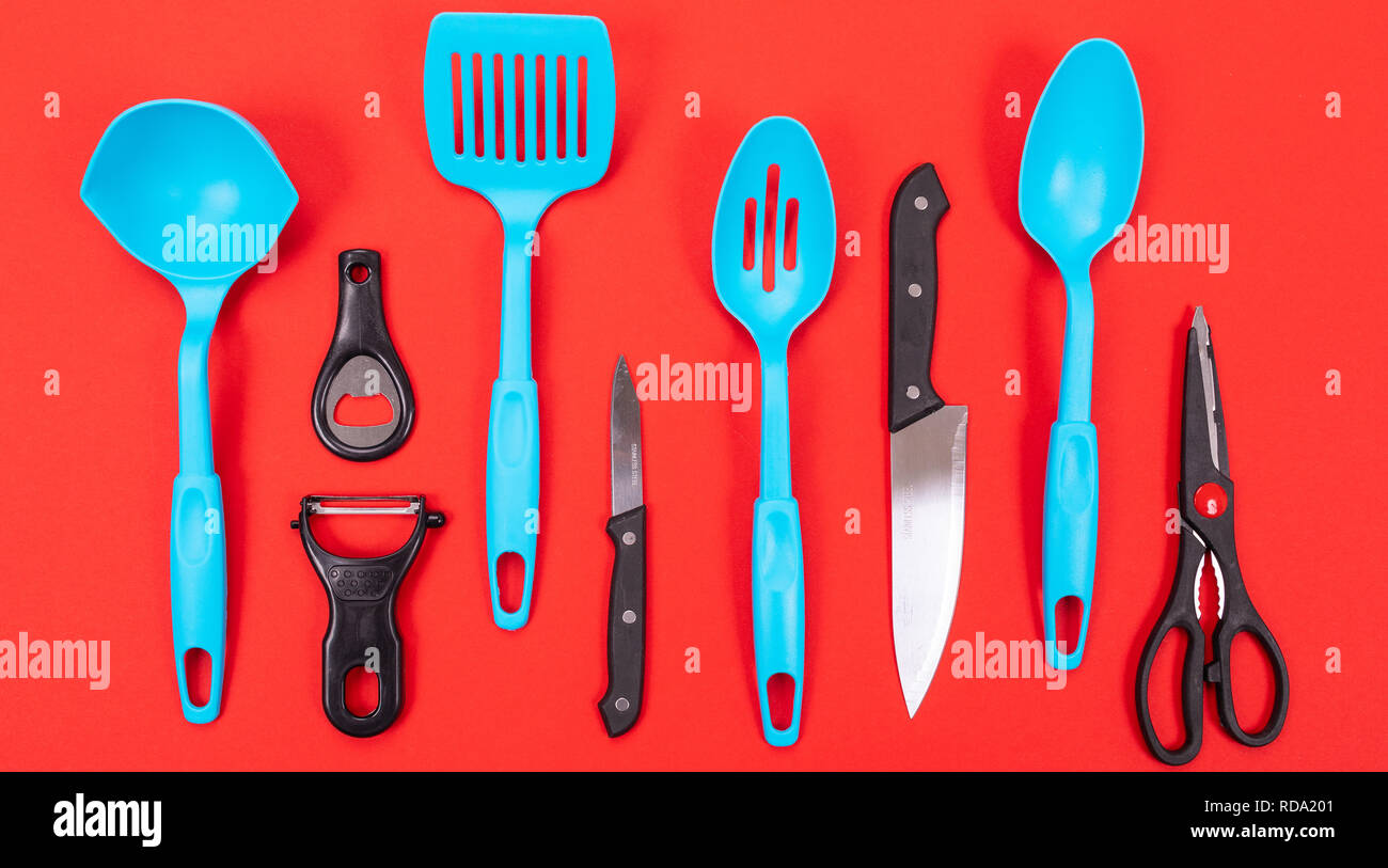 Utensili da cucina in cucina isolato su sfondo rosso Foto Stock