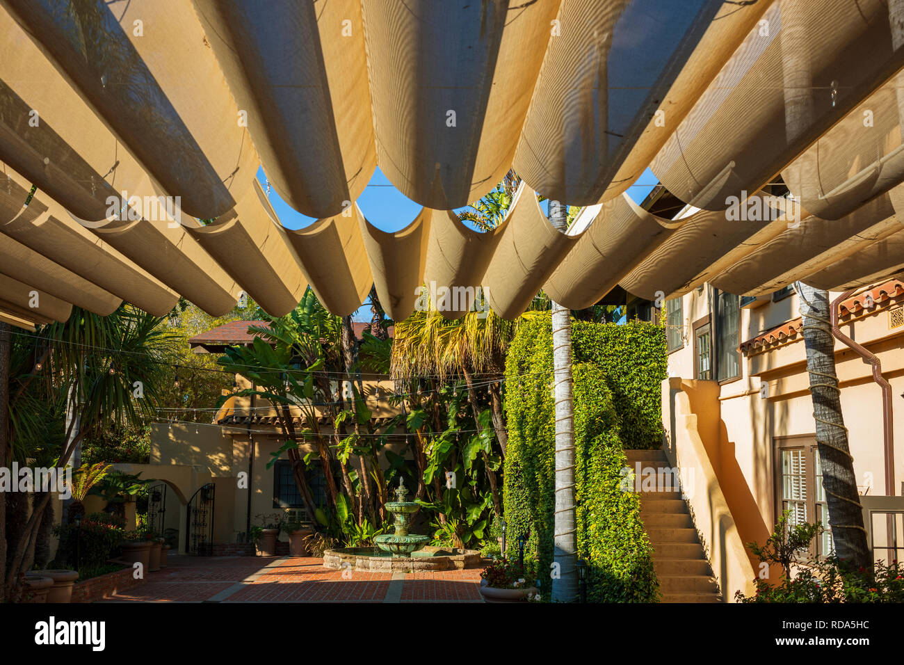 Una tenda che copre un outdoor living space che forniscono ombra. Foto Stock