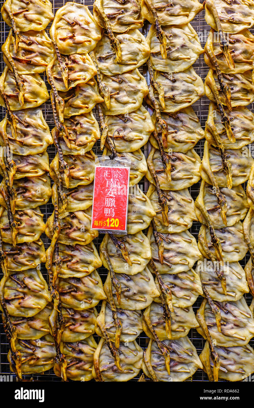Asciugare le anatre in cinese tradizionale negozio di alimentari in Hong Kong. Foto Stock