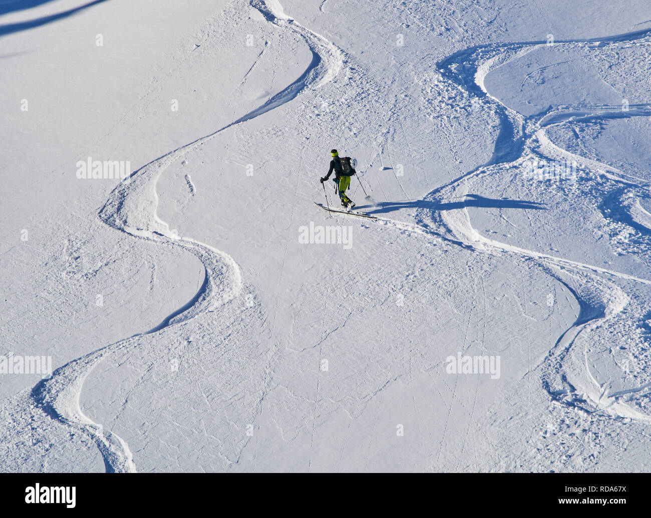 Tour di sci walker a piedi fino al monte Alpspitz nel bollettino valanghe pericolose area nonostante del pericolo di valanghe e segno di avvertimento a Nesselwang, Algovia, Bava Foto Stock