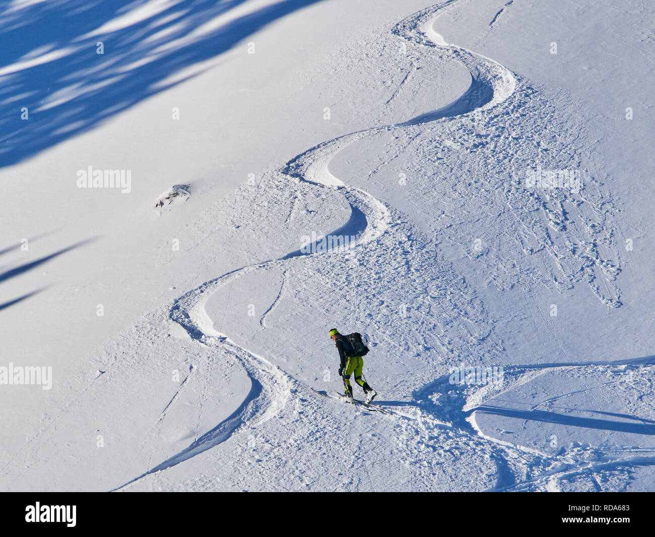 Tour di sci walker a piedi fino al monte Alpspitz nel bollettino valanghe pericolose area nonostante del pericolo di valanghe e segno di avvertimento a Nesselwang, Algovia, Bava Foto Stock