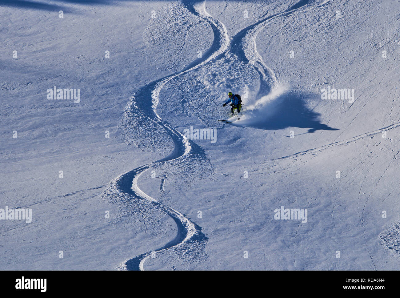 Tour di sci sci walker in discesa alla montagna Alpspitz nel bollettino valanghe pericolose area nonostante del pericolo di valanghe e segno di avvertimento alla montagna Alpspi Foto Stock