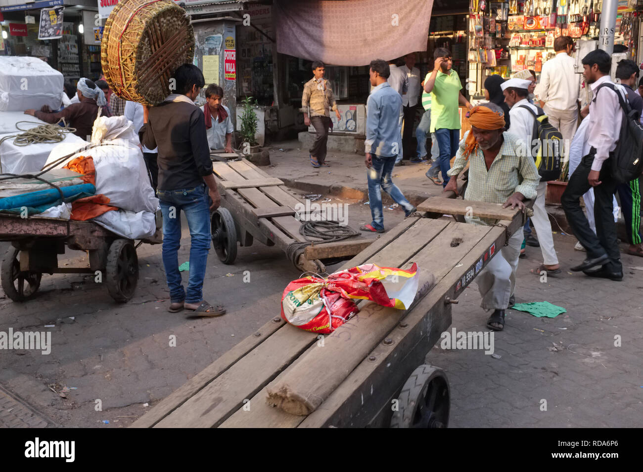 Attività frenetica in Bhendi area Bazaar, Mumbai, India Foto Stock