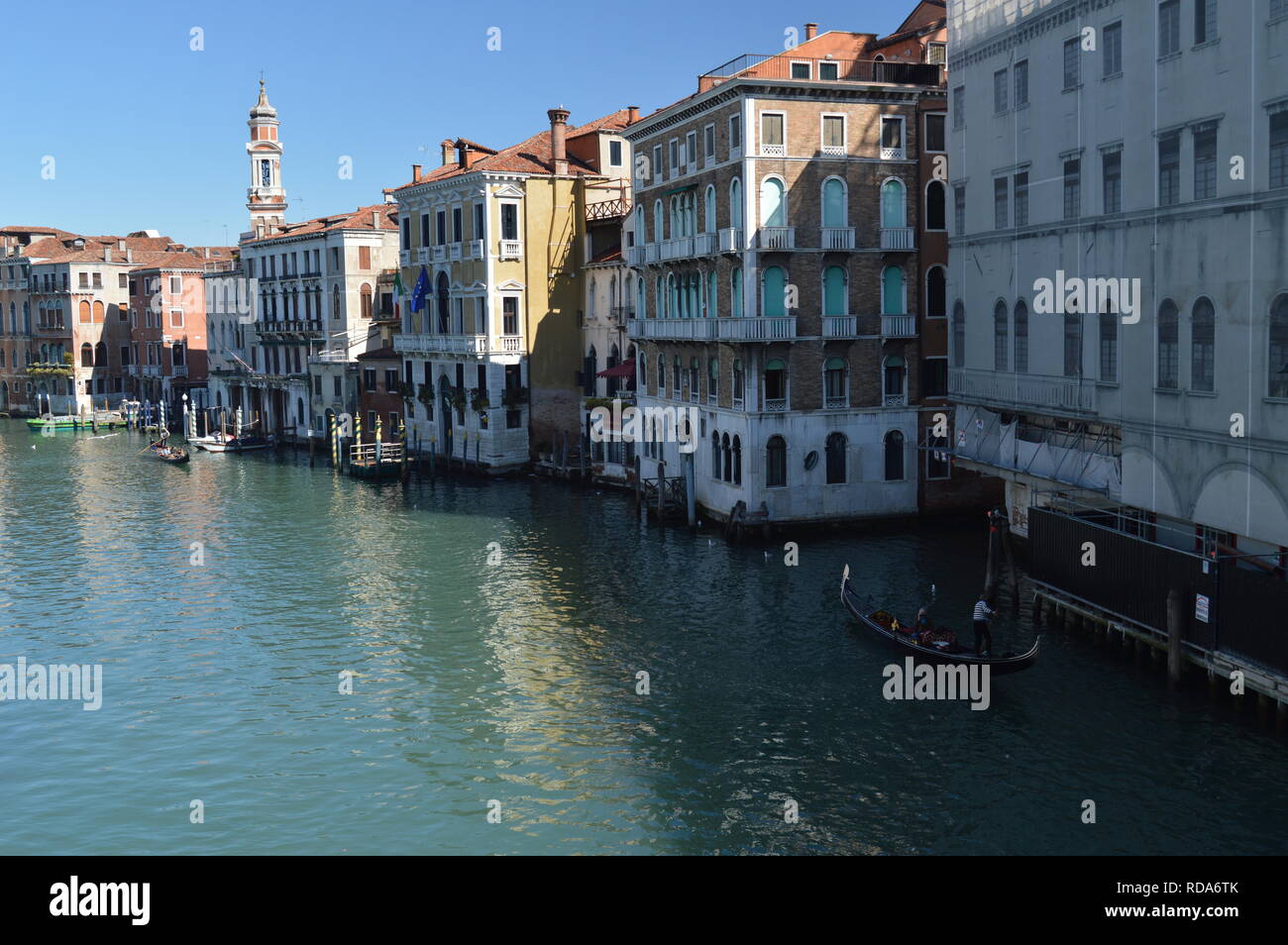 Gondole Vela vicino gli splendidi palazzi del Canal Grande di Venezia. Viaggi, vacanze, architettura. Marzo 27, 2015. Venezia, della Regione del Veneto Foto Stock