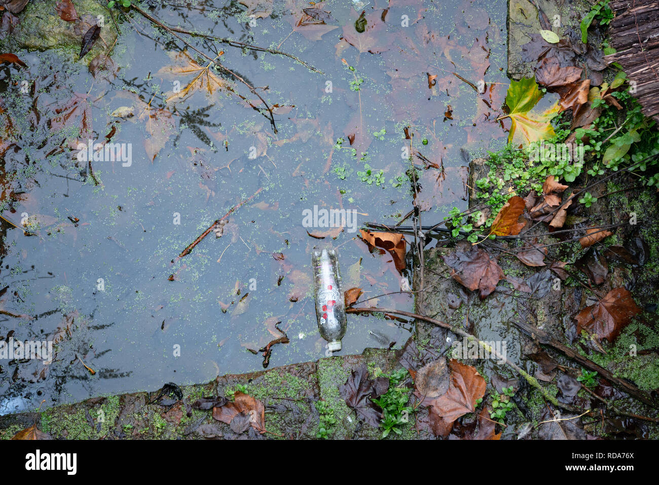 Scartata la spazzatura che si trova lungo il fiume Lea in Londra, Regno Unito Foto Stock