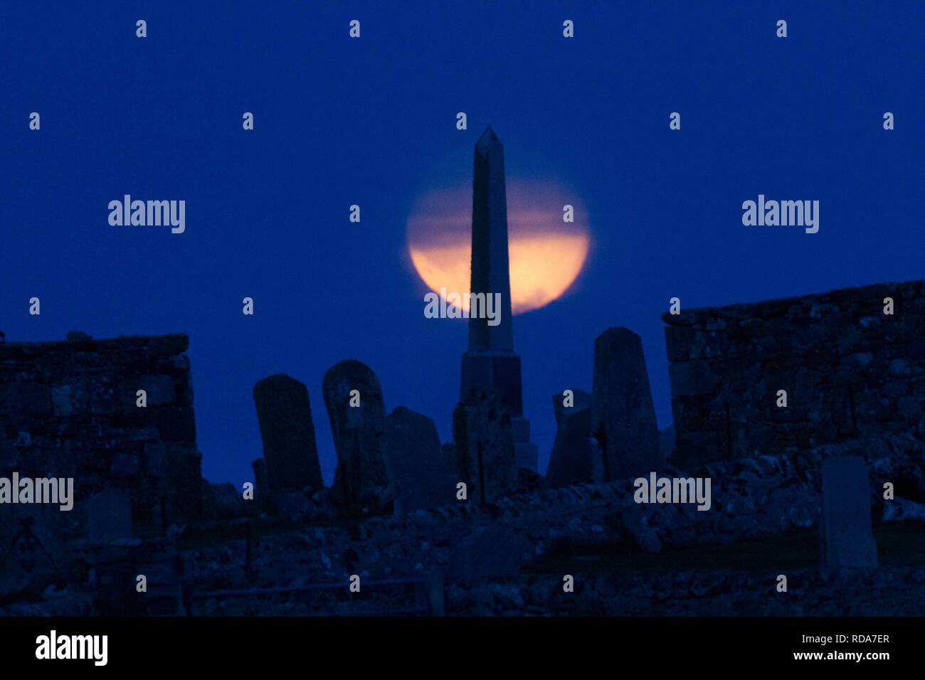 Obelisco commemora famoso cantore nel cimitero di Balranald riserva naturale ( RSPB) -dedicata al famoso cantore dal XVIII secolo Foto Stock