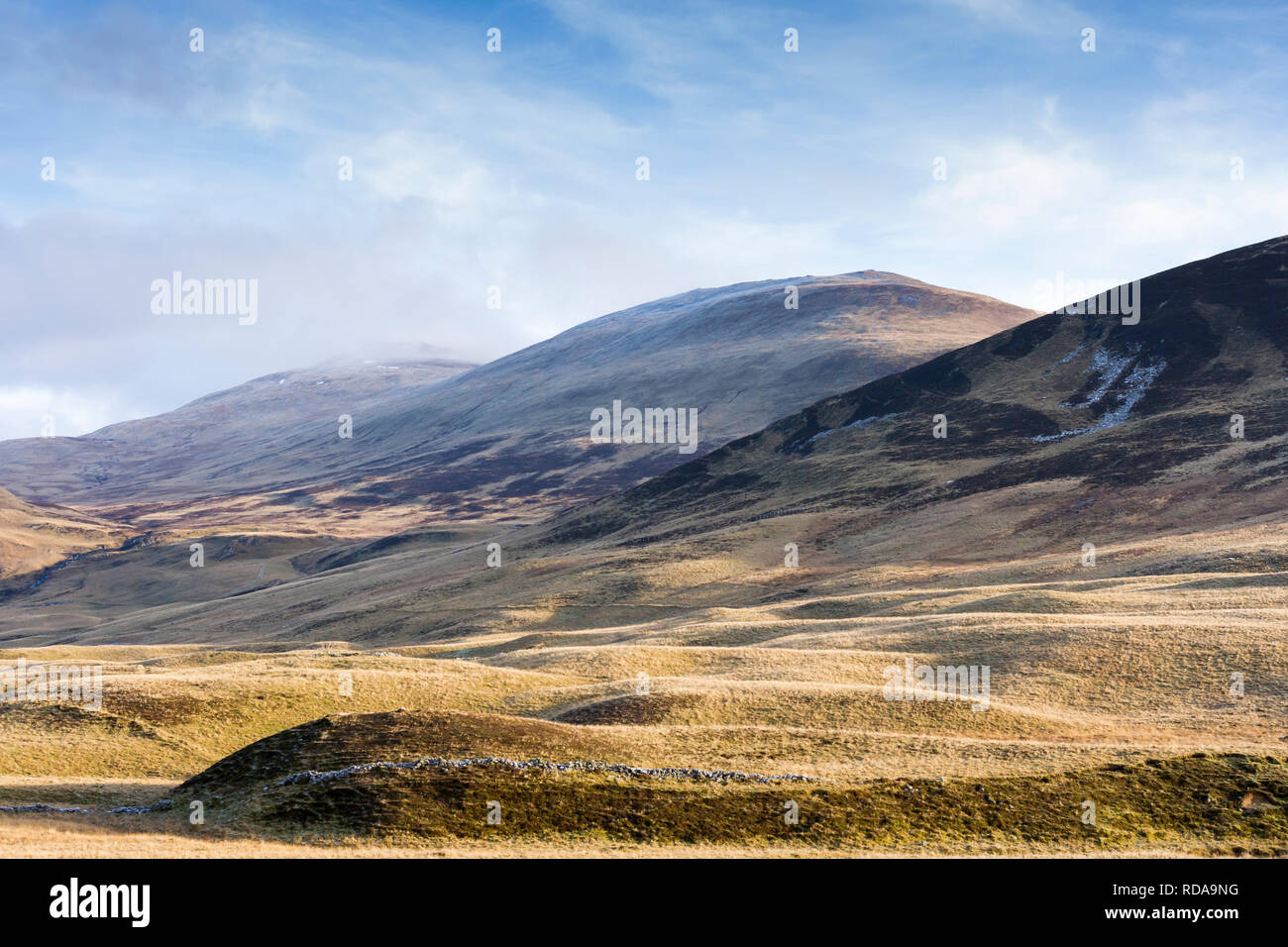 Vista panoramica di alcune montagne del Parco Nazionale di Cairngorms nelle highlands scozzesi in una giornata di sole in inverno. La Scozia, Regno Unito Foto Stock