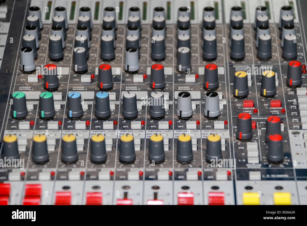 Mixer audio pannello Equalizzatore con manopola del selettore e cursori  impostano la sidebar Foto stock - Alamy