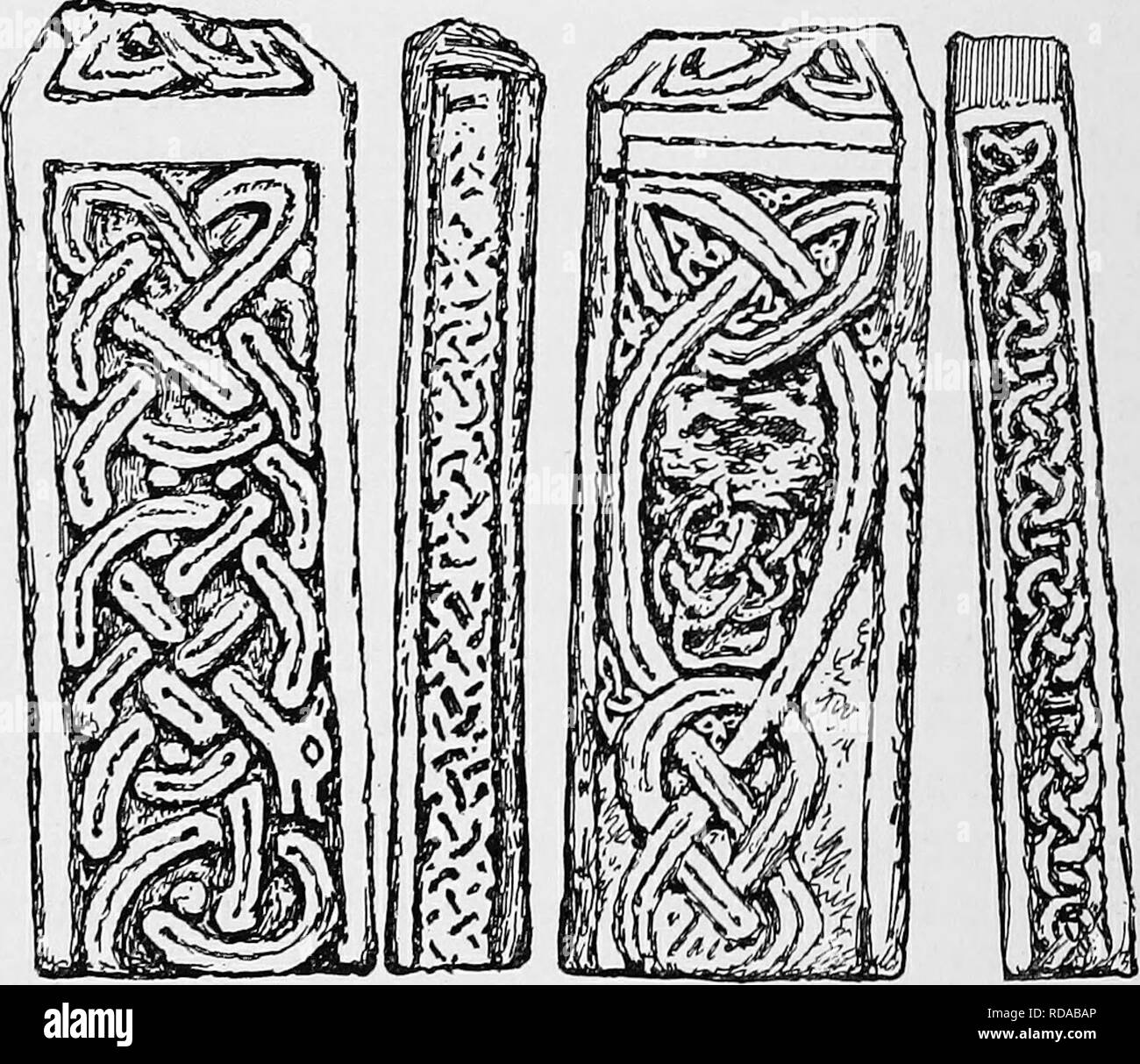 . La storia di Victoria della Contea di Cumberland. Storia naturale. "Norse' Cross, St. api. I modelli principali sono piuttosto rari in Cumberland su questi più tardi croci. Il frammento dal sig. Rowley's house a Glassonby, ora in TuUie House Museum, ha una banda di doppio si alternano tJ-TX, come sulla Maen- y-Chwyfan e negli incroci a Chester e St. Vigean's. Singole bande di T si verificano nel Cheshire, il Galles e la Cornovaglia e in una tomba-Lastra a Clonmacnois, Irlanda, datata 931 A.D. Gli altri lati della Glassonby. La croce in piedi, San api. albero hanno una brutta figura e un interallacciamento dragonesque e il wh Foto Stock