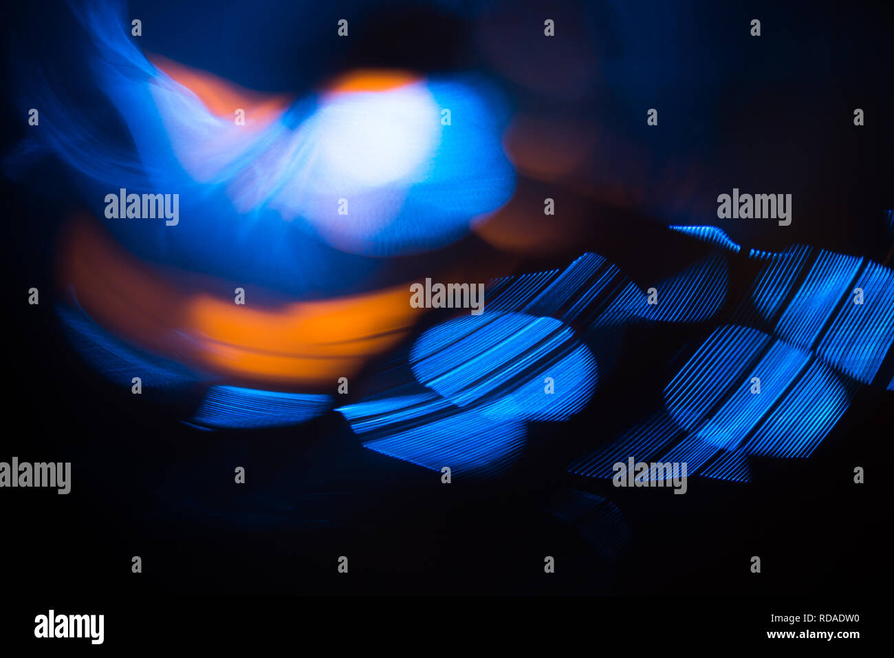 Foto astratte di offuscata di sorgenti di luce in arancione e blu. Foto Stock