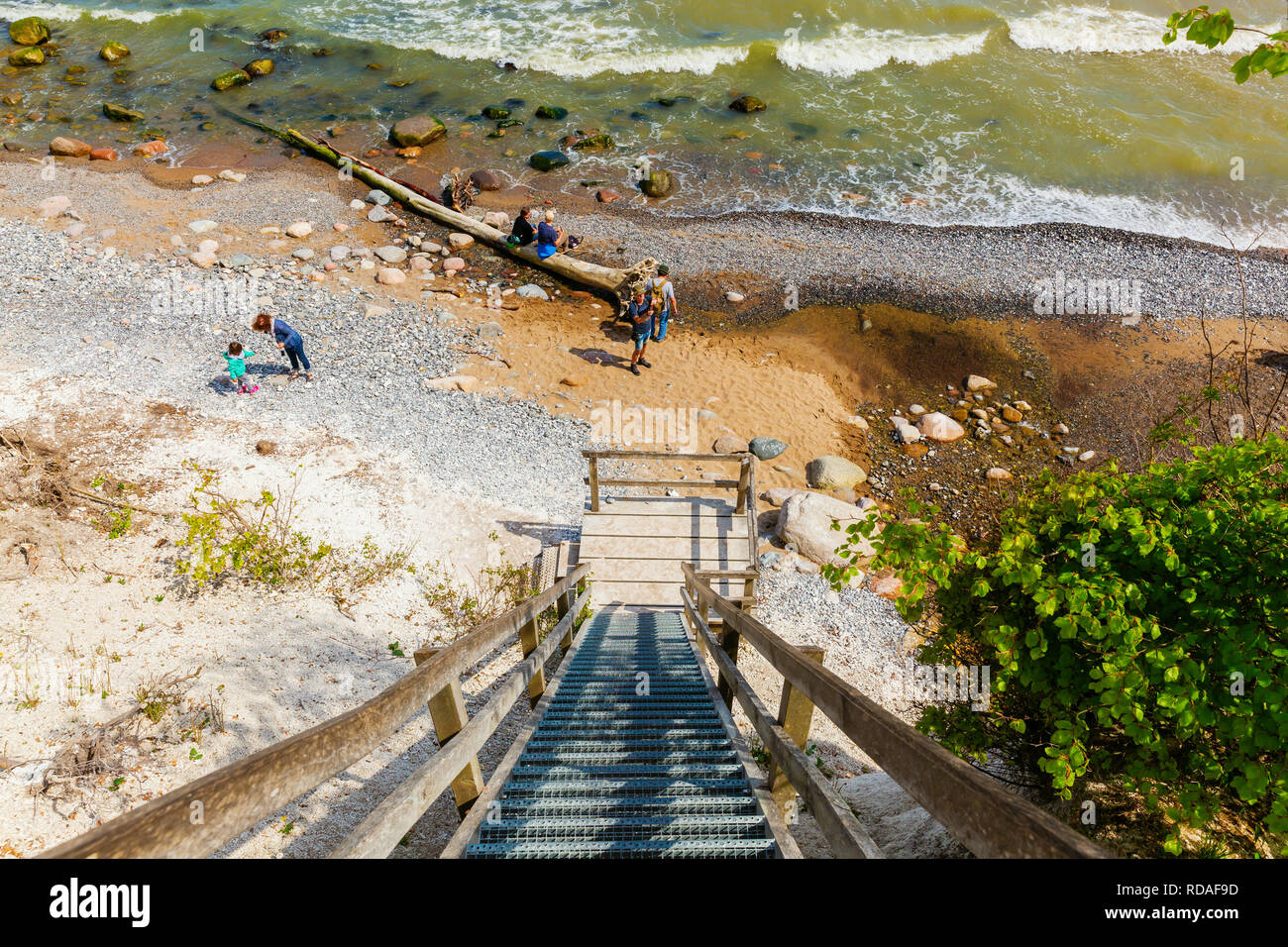 Glowe, Germania - 10 Maggio 2018: visualizza sotto le scogliere di gesso di Ruegen con persone non identificate. La zona è parte del Jasmund National Park e parte Foto Stock