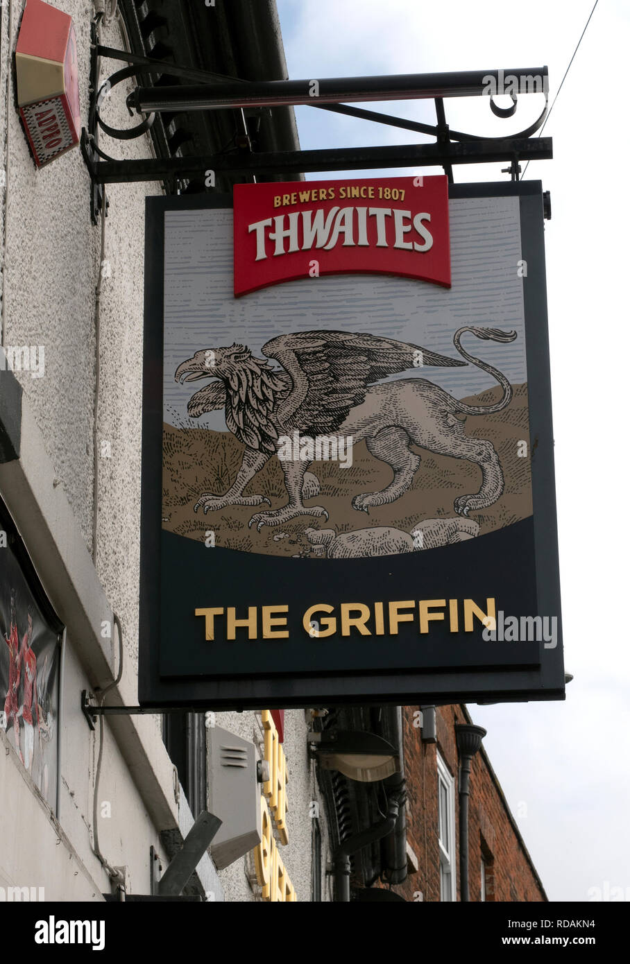 Hanging pub segno per il pubblico di Griffin House, Market Weighton, East Yorkshire, Inghilterra, Regno Unito. Foto Stock