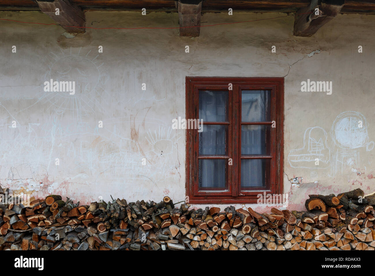 Finestra di una casa tradizionale Klastor pod Znievom village, nord della Slovacchia. Foto Stock