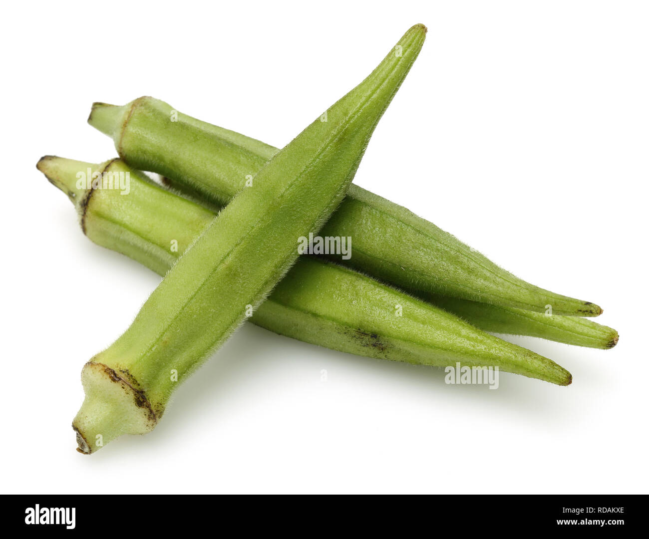 Fresco verde okra isolati su sfondo bianco Foto Stock