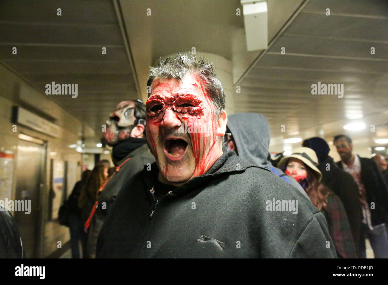 La gente vestita come zombie in London celebrare internazionale giorno zombie Foto Stock