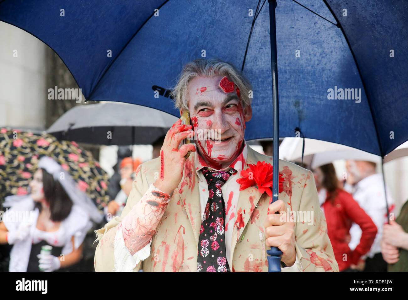 La gente vestita come zombie in London celebrare internazionale giorno zombie Foto Stock