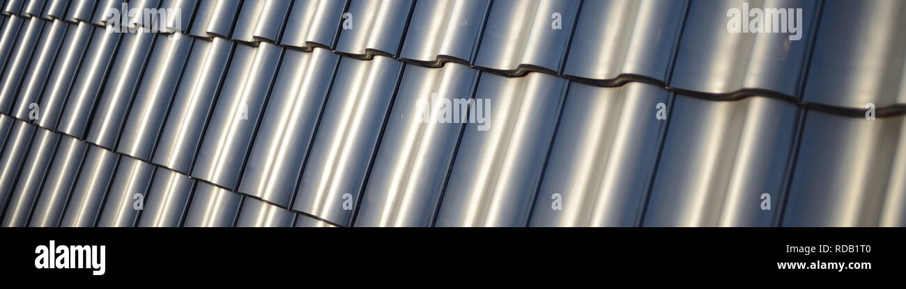 Dachziegel Referenz Platzhalter im Webdesign mit parallasse Hintergrund Technologie zeigen Dachdecker im Handwerk als fertiges Hausdach Foto Stock