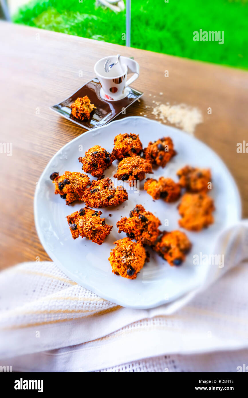 Senza zucchero di avena e uva passa i cookie. Macrobiotica ricetta. Foto Stock