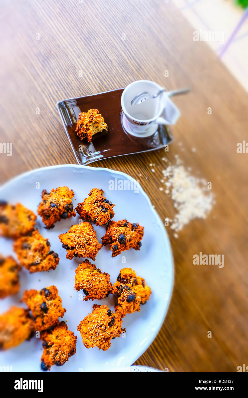 Senza zucchero di avena e uva passa i cookie. Macrobiotica ricetta. Foto Stock