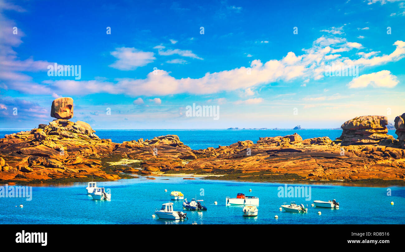 Trégastel, barca nel porto di pesca e i dadi o le de rock in costa di granito rosa e oceano atlantico. Armor coast Les Rochers, Brittany, Francia. Europa Foto Stock